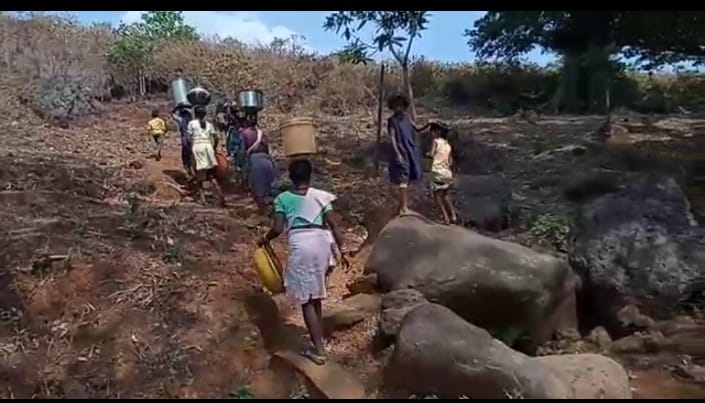 झिरिया का पानी पीने  को मजबूर आदिवासी ,राष्ट्रपति दत्तक पुत्र   पानी भरने के लिए पहाड़ के नीचे एक गांव से दूसरे गांव जाती महिलाएं  