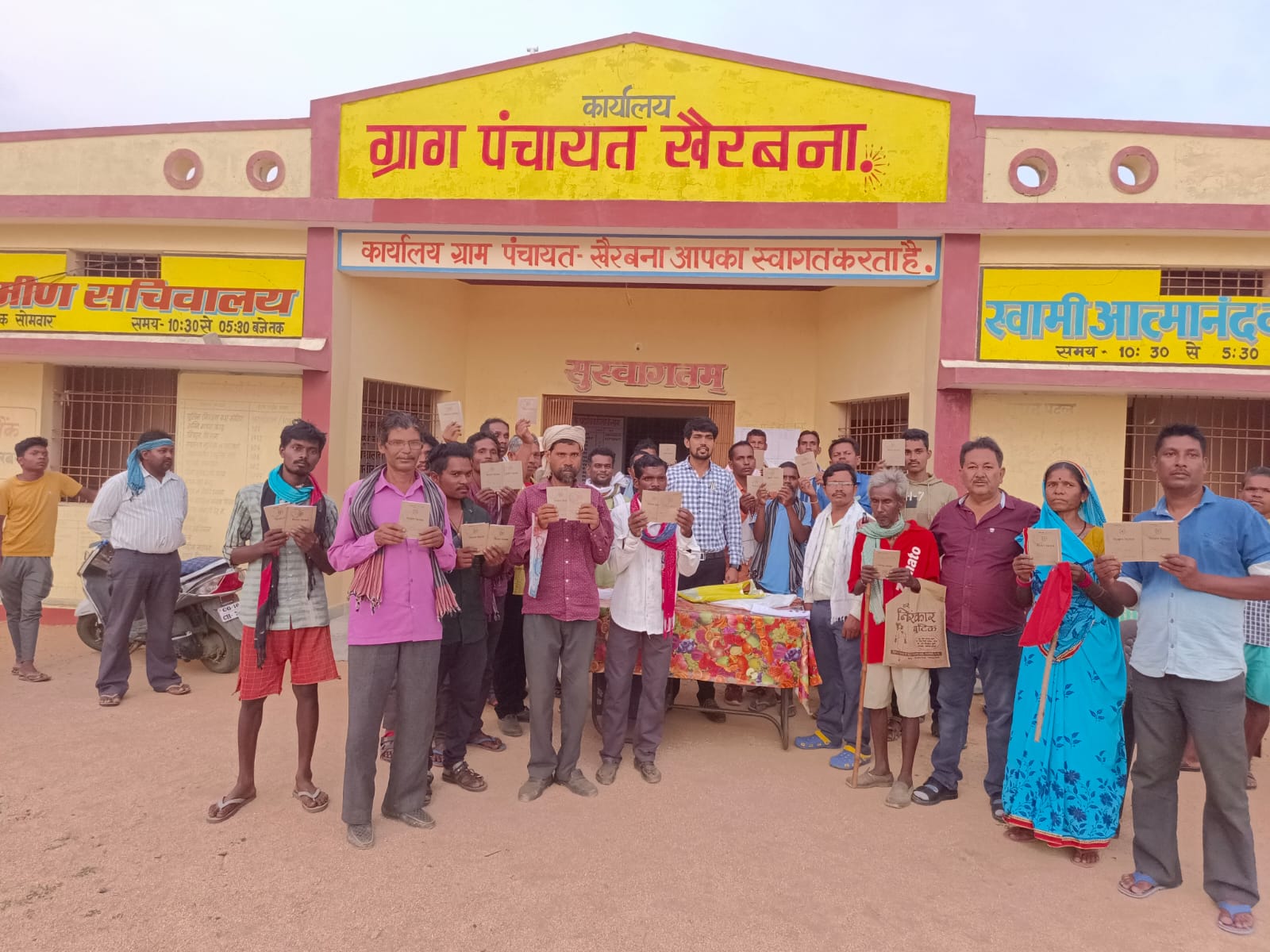 त्वरित निराकरण एवम अनोखे कार्यों के लिए चर्चित नायब तहसीलदार मनेंद्रगढ़  विभोर यादव द्वारा  गांव में चौपाल लगाकर  28 किसान किताब ऋण पुस्तिका का वितरण किया गया। 