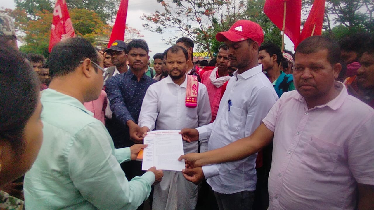 दन्तेवाडा कलेक्टर का घेराव