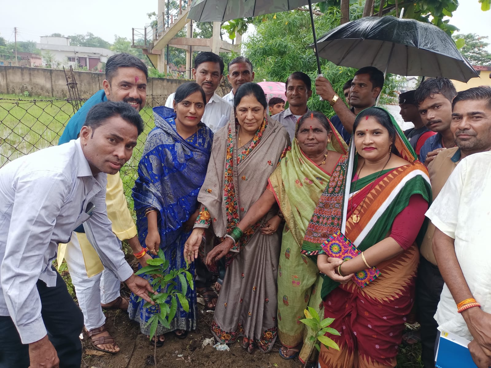 ज्यादा से ज्यादा अपने आसपास पौधारोपण कर अपने गांव शहर और प्रदेश को स्वच्छ और सुंदर बनाएं:-धरसीवां, विधायक अनिता योगेंद्र शर्मा,