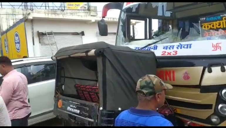 बिग ब्रेकिंग ..भीषण सड़क हादसा यात्री बस ने सामने से ऑटो को मारी टक्कर।