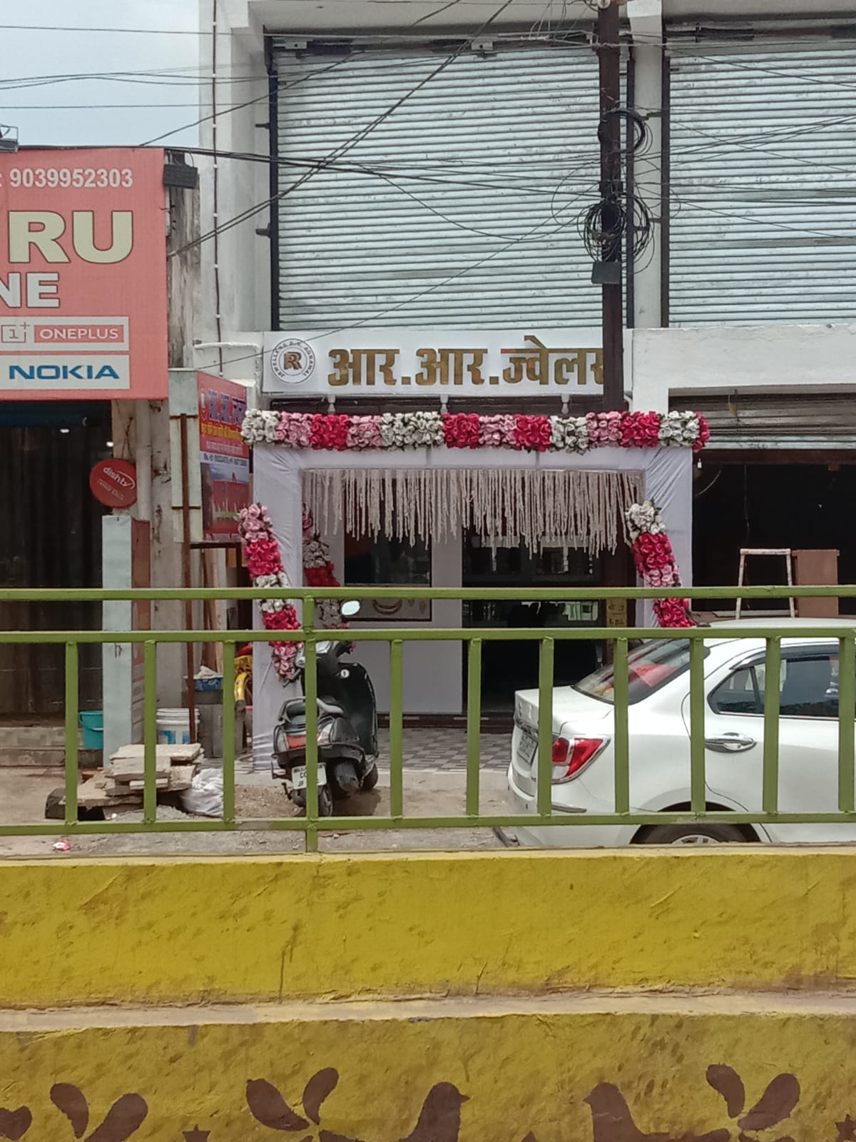 निगम के मुँह पे कालिख पोत  मोवा में अवैध निर्माणकर्ता ने कर डाली दुकान की ओपनिंग निगम नत्मस्तकनियमतिकरण के जुगाड़ में लगा निगम,