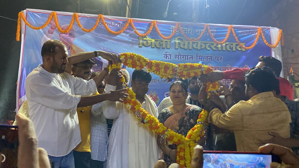 चिरमिरी को जिला चिकित्सालय की सौगात मिलने पर  चरमिरी व्यापार संघ ने आयोजित किया सम्मान समारोह विधायक डॉ विनय जयसवाल किया सम्मान