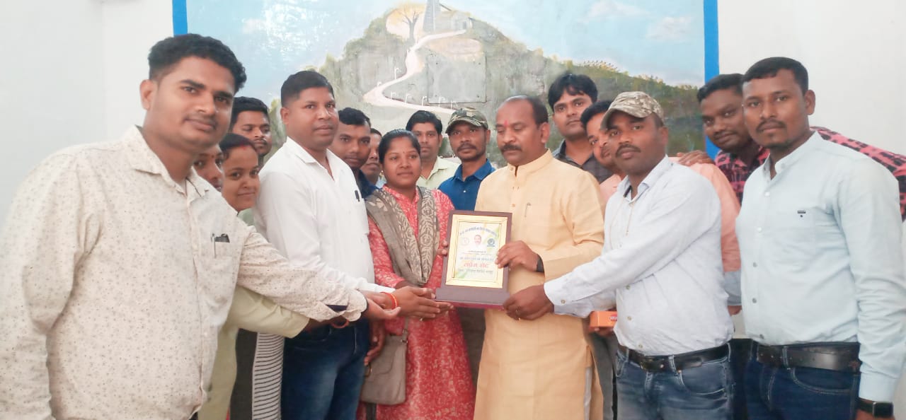 नवीन जिला एम.सी.बी की सौगात मिलने पर छत्तीसगढ़ वन कर्मचारी संघ कोरिया द्वारा सविप्रा उपाध्यक्ष एवं विधायक गुलाब कमरो का स्मृति चिन्ह व गुलदस्ता भेंट कर किया सम्मान