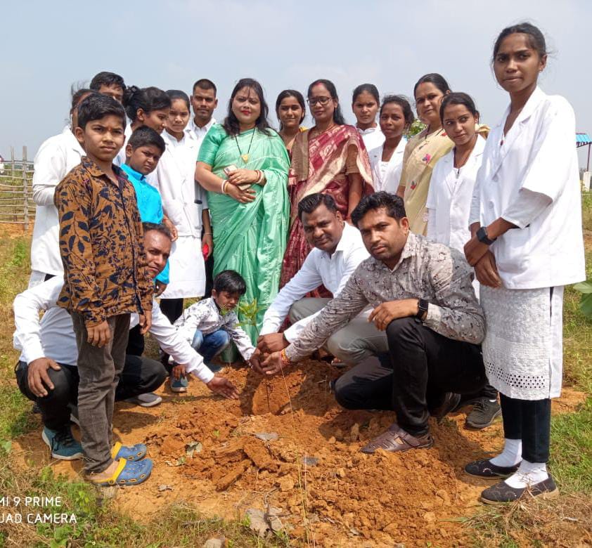पर्यावरण सरंक्षण के लिये वृक्ष लगाना बेहद जरूरी - डॉ सिंह। आदर्श पैरामेडिकल द्वारा वृक्षारोपण कार्यक्रम का हुआ आयोजन। फलदार और औषधीय पौधों का हुआ रोपण
