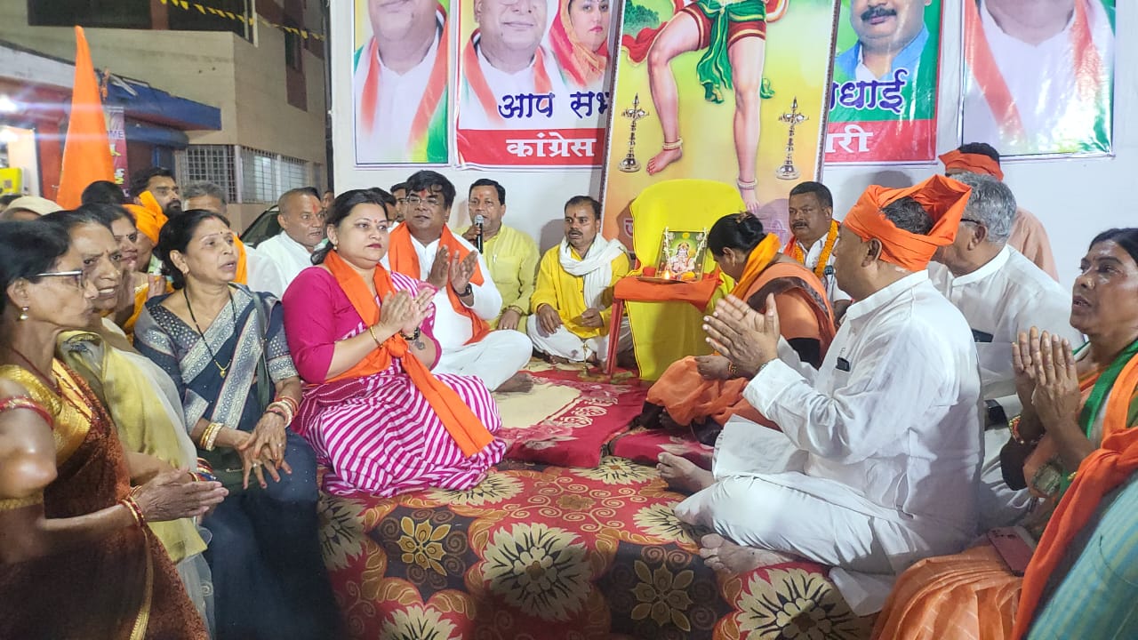 कर्नाटक विधानसभा चुनाव में कांग्रेस की जीत पर खुशी से झूमे मनेंद्रगढ़ विधायक, चिरमिरी नगर निगम महापौर व सभी कांग्रेस जन ।