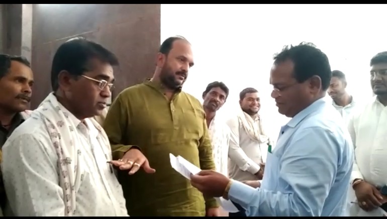 बेमेतरा मुवावजे की मांग को लेकर कलेक्टर को सौपा ज्ञापन