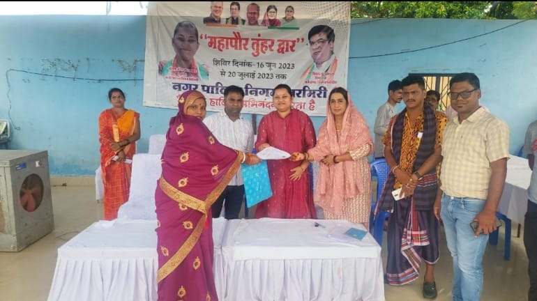 महापौर तुंहर द्वार शिविर में मेयर कंचन जायसवाल ने हितग्राहियों को राशनकार्ड सहित अन्य प्रमाण पत्र प्रदाय किया