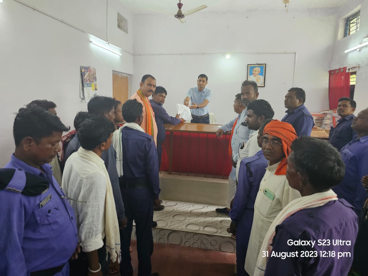 तहसील खड़गवां क्षेत्र के 57 कोटवारो ने विगत 6 माह से लंबित वेतन भुगतान को लेकर एसडीएम खड़गवां को 3 दिन में भुगतान करने अन्यथा भूख हड़ताल की चेतावनी दी