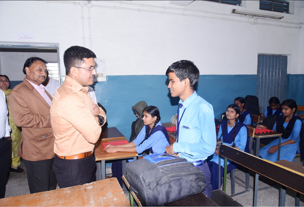 दृष्टि एवं श्रवण बाधितार्थ स्कूल के अधीक्षक हटाए गए