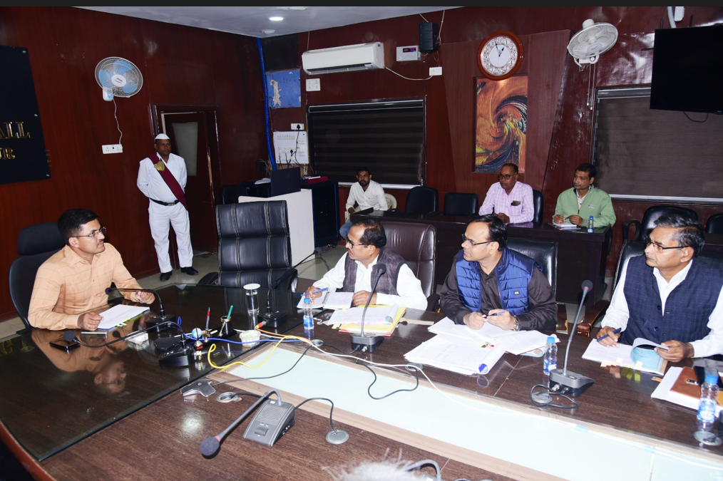  हर घर नल कनेक्शन देने के काम में तेजी लाएं - कलेक्टर/कलेक्टर ने की जल जीवन मिशन के कामकाज की समीक्षा