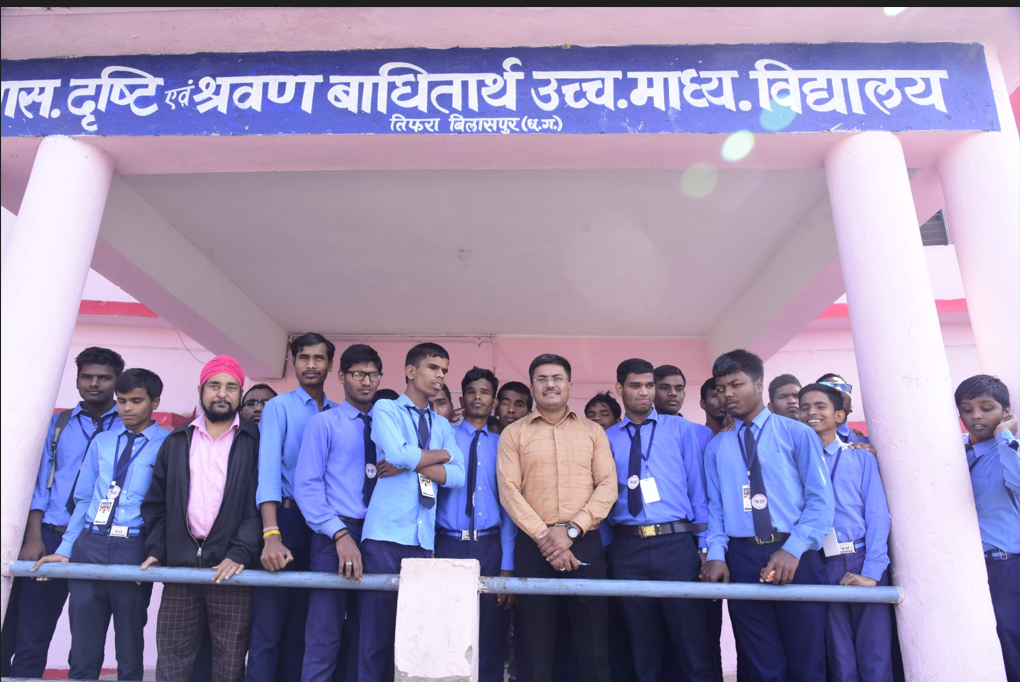  कलेक्टर ने दृष्टि एवं श्रवण बाधितार्थ स्कूल का किया निरीक्षण/बाउण्ड्री वॉल एवं डाइनिंग टेबल की दी स्वीकृति/बच्चों के साथ एकांत में बैठकर कलेक्टर ने सुनी समस्याएं