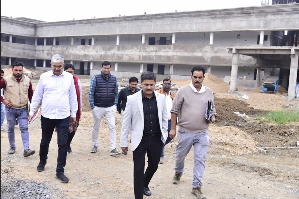  कलेक्टर ने निर्माणाधीन ट्रांजिट हॉस्टल का किया निरीक्षण, 5 मार्च तक काम पूर्ण करने दिए निर्देश