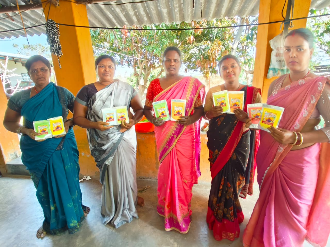 कोरिया जिले में ग्राम डकईपारा में तैयार &ldquo;उजाला&rdquo; से सजेगी हरित होली स्व सहायता समूह की 11 महिलाओं ने तैयार किया 100 किलो से ज्यादा हर्बल गुलाल