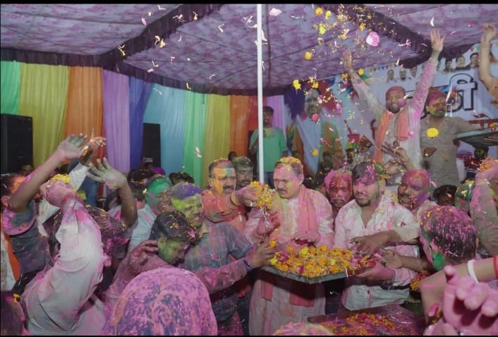 रतनपुर स्थित मंत्री निवास में होली मिलन समारोह पारंपरिक फाग गीतों पर थिरके स्वास्थ्य मंत्री