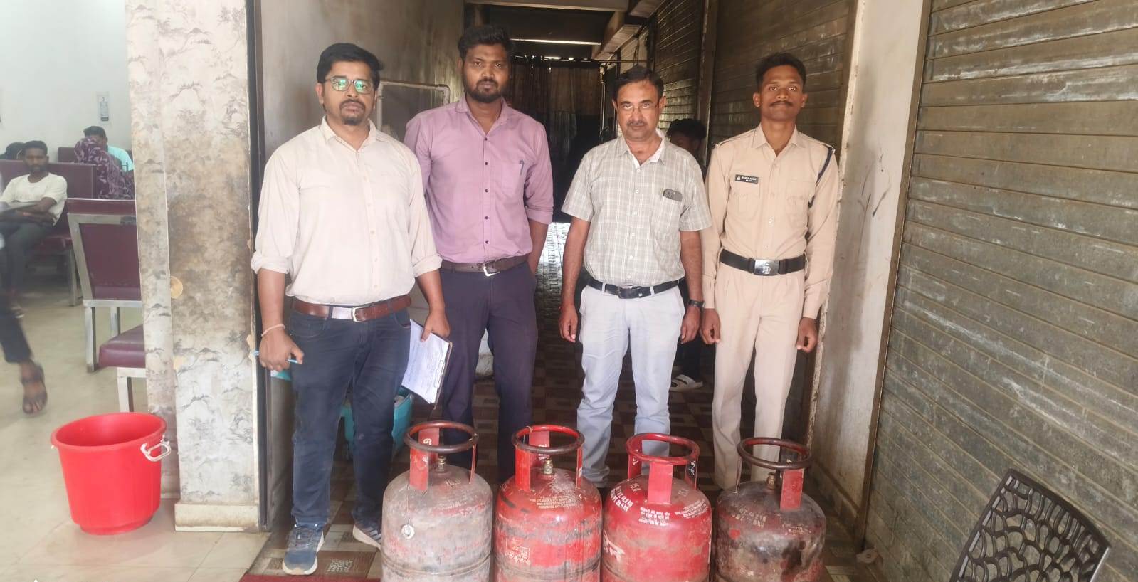 होटलों में घरेलू गैस के अवैध उपयोग पर सख्त कार्रवाई खाद्य विभाग की टीम सक्रिय, जनकपुर में 7 घरेलू गैस सिलेंडर जब्त