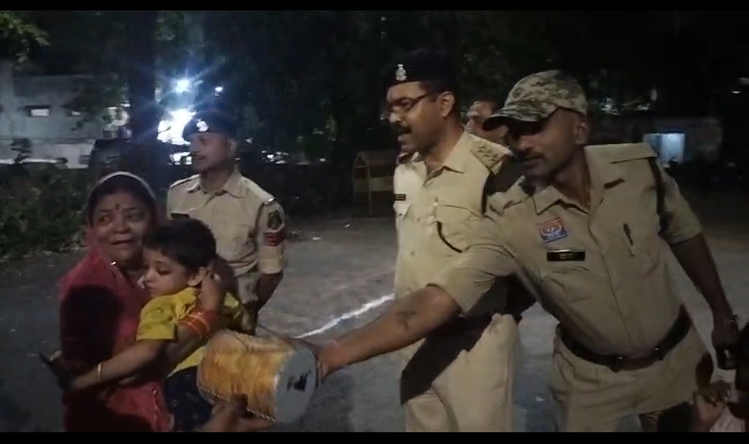मनेंद्रगढ़ कोतवाली पुलिस की मानवीय पहल, भटके मासूम को सुरक्षित परिजनों से मिलाया