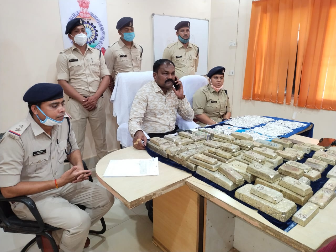 लग्जरी कार से भारी मात्रा में चांदी की तस्करी करते उत्तर प्रदेश के दो व्यक्ति पुलिस की गिरफ्त में