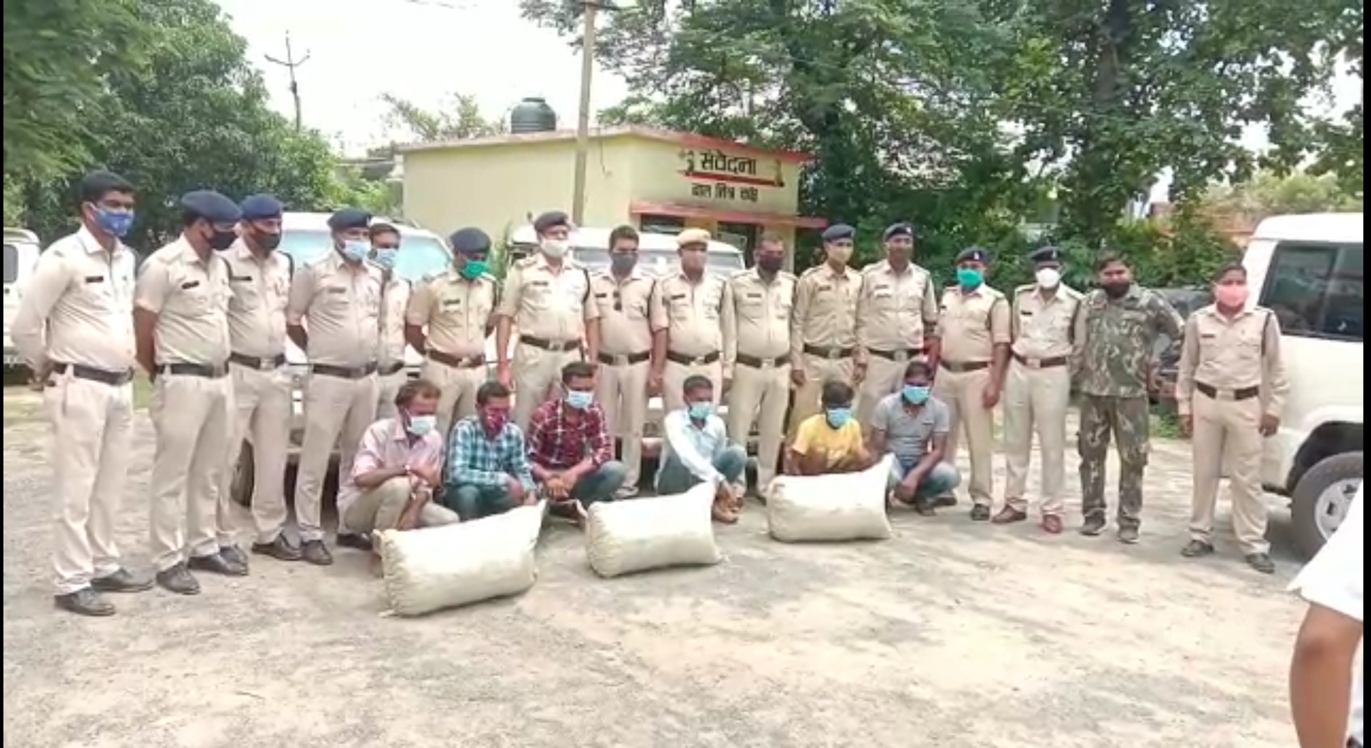  137 किलो अवैध गांजा के साथ आरोपियों को पुलिस ने किया गिरफ्तार