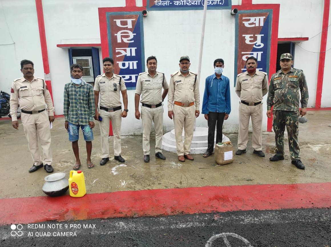 दो अलग-अलग स्थानों में अवैध शराब बेचने वालों को चरचा पुलिस ने किया गिरफ्तार