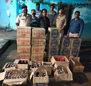 28 पेटी शराब के साथ पुलिस ने राजकिशोर गुप्ता को किया गिरफ्तार, झारखंड से अवैध शराब लाकर जशपुर जिले लंबे समय करता था तस्करी