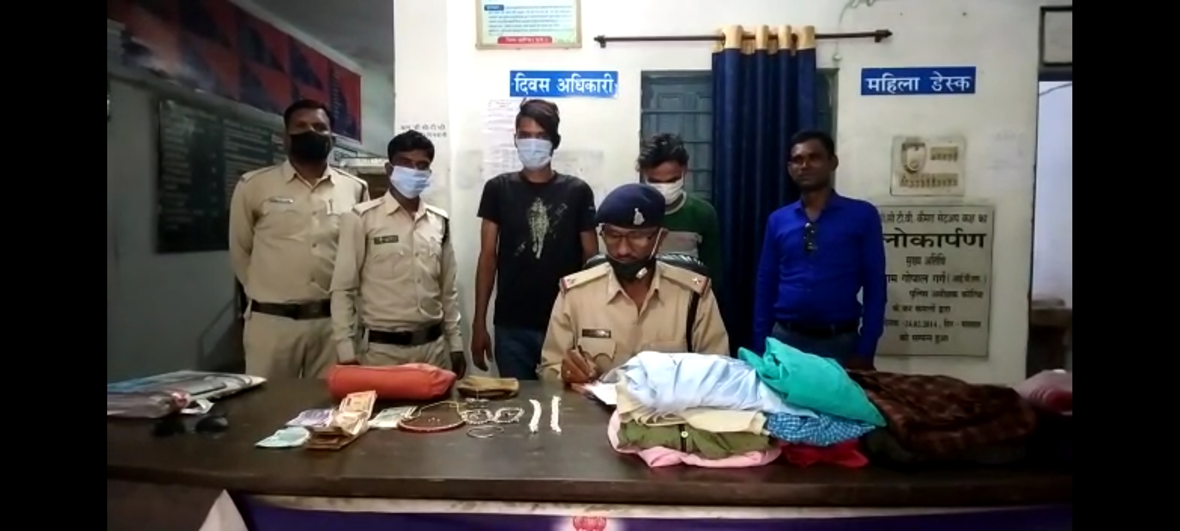चोरी के समान के साथ दो चोरो को पुलिस ने किया गिरफ्तार वही दो अभी भी फरार बताये जा रहे है