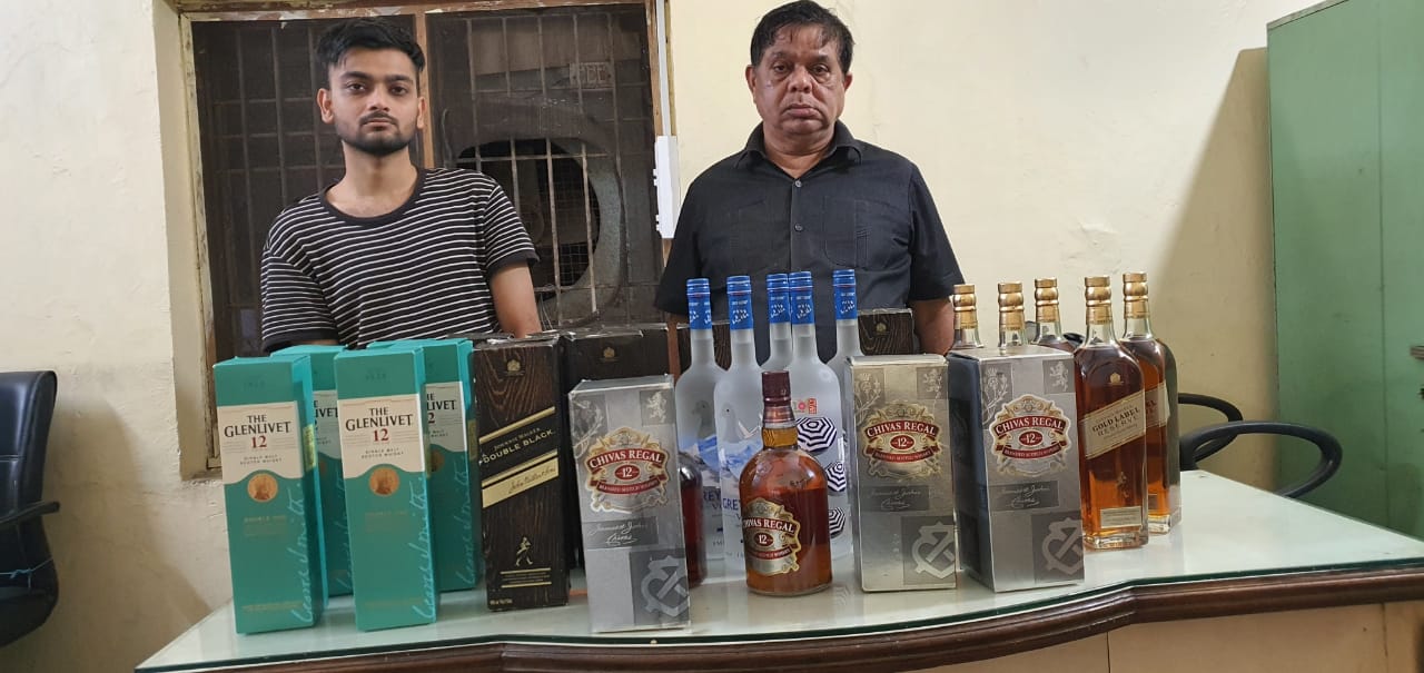 अवैध रूप से महंगी ब्राण्ड के अंग्रेजी शराब की तस्करी करते कोलकाता के 02 अंतर्राज्यीय शराब तस्कर गिरफ्तार 