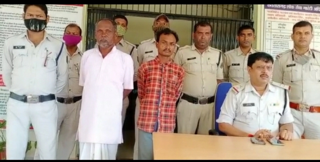 बेटे ने पिता के कहने पर अपनी ही माँ को करंट लगाकर फावड़ा से की हत्या, थाना खड़गवां ने चन्द घण्टो में पकड़ा आरोपियों को