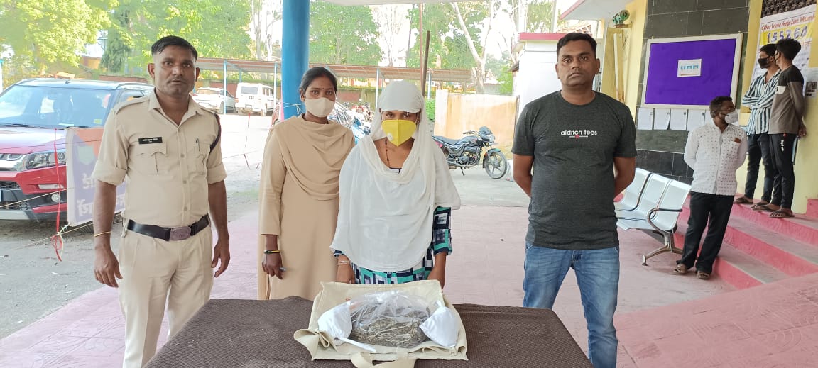  चिरमिरी गोदरीपारा में छापा मार कार्यवाही, महिला आरोपिया के पास से 10 हजार का गाँजा किया जप्त