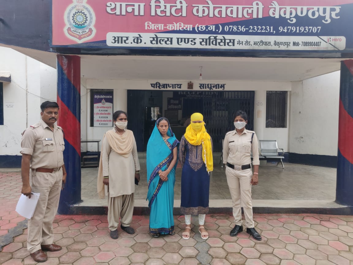 लड़के ने शादी करने से किया मना तो लड़की और उसकी माँ ने लकड़े पर पेट्रोल छिड़क कर लगा दी आग, माँ-बेटी हिरासत में