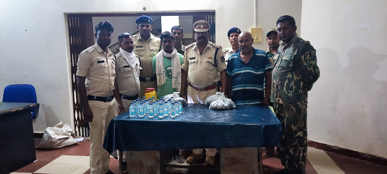  अन्तराजीय शराब एवं गाँजा तस्करों को कोटाडोल पुलिस टीम ने पकड़ा