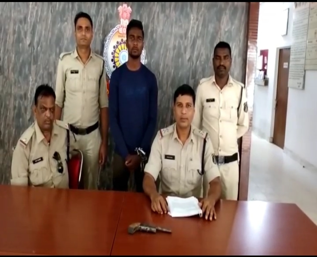  देशी कट्टा लेकर घूम रहे आरोपी युवक को पुलिस ने गिरफ्तार कर भेजा जेल, युवक को देशी कट्टा बेचने वाला आरोपी फरार तलाश जारी!