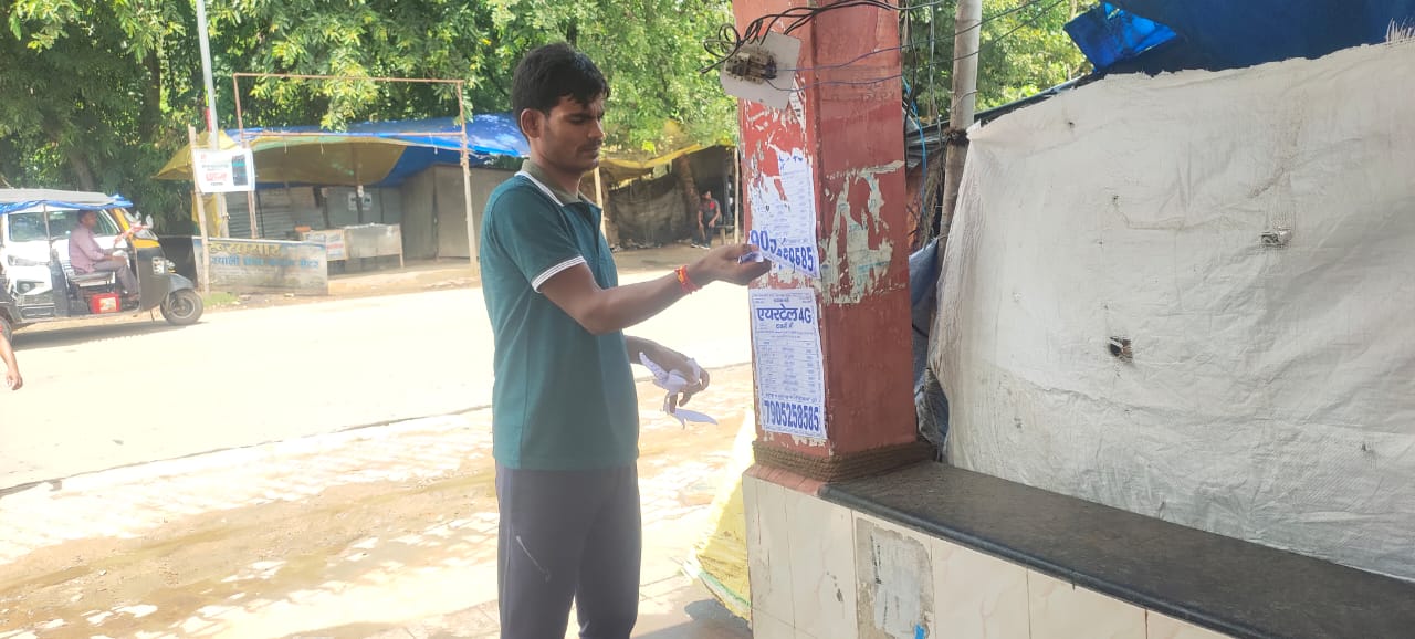  एयरटेल में नौकरी लगाने के नाम पर शहर में चिपका रहा था विज्ञापन, कोतवाली ने अपराध कायम कर घूम-घूम कर उसी से उखड़वाये पम्पलेट 