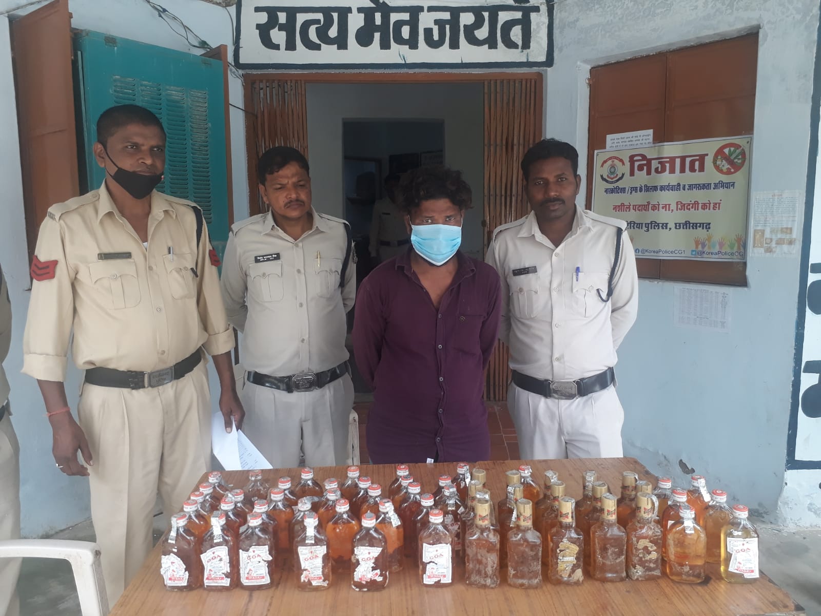 पुलिस ने छापा मारकर हजारो रूपये की अवैध शराब बरामद की, आबकारी एक्ट के तहत थाना पोड़ी ने की कार्यवाही