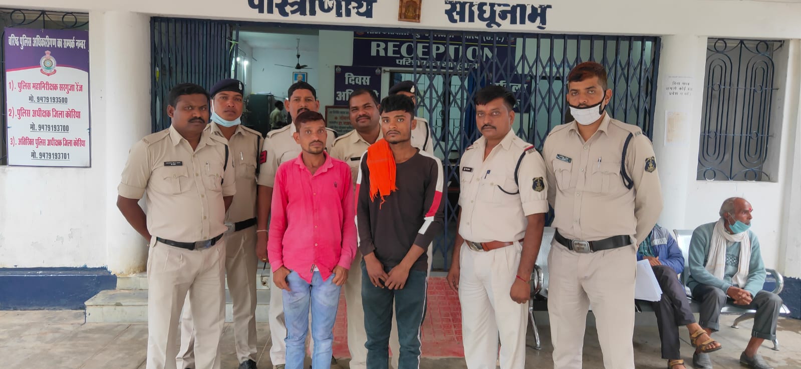 गाँजा बिक्री करने वाले दो व्यक्तियों को बैकुण्ठपुर टीम ने पकड़ा