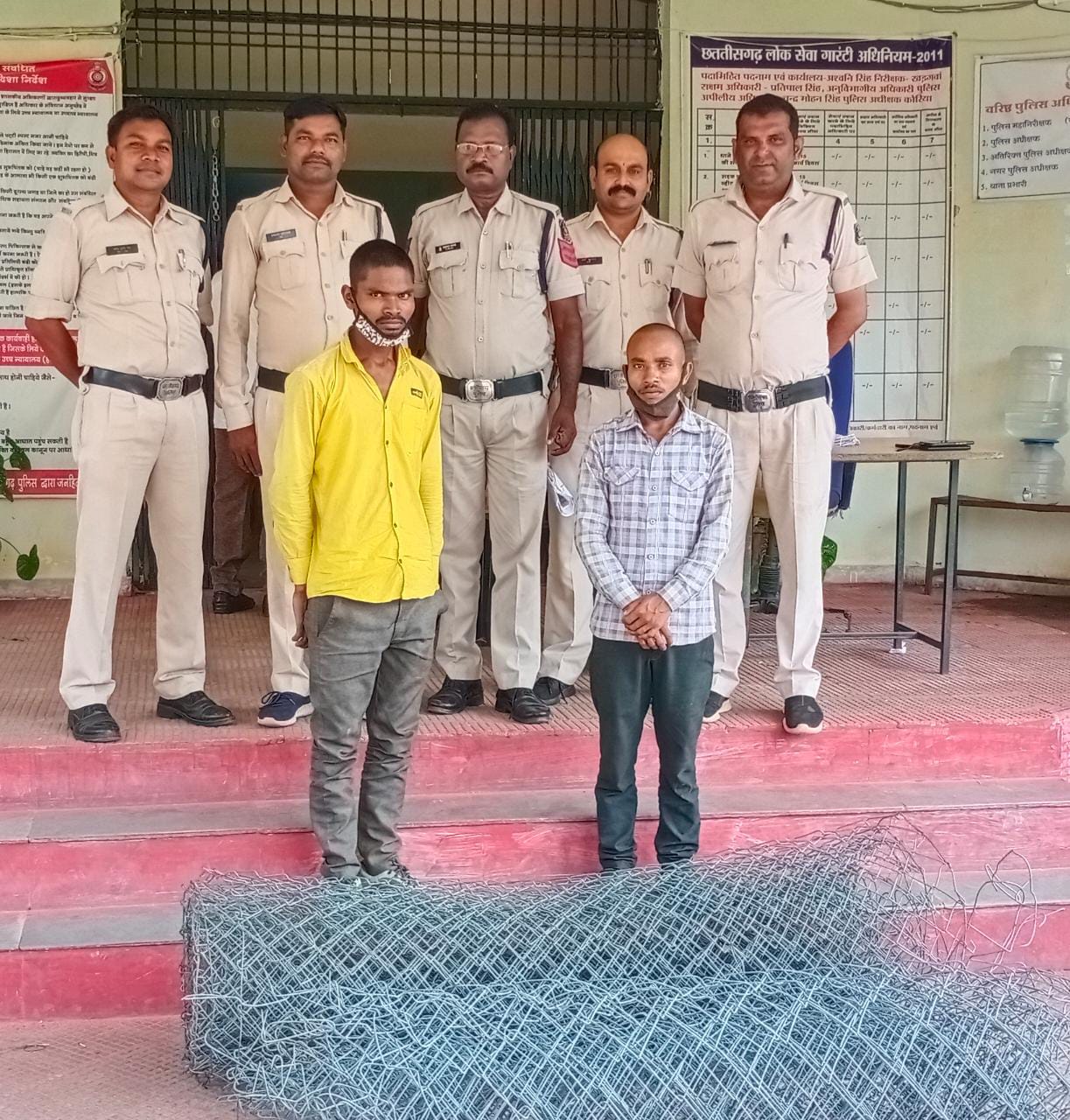 गाैठान एवं वृक्षारोपण में लगे फिनिशिंग तार काटने वाले चोरों का पर्दाफाश विधि विरुद्ध बच्चों के साथ दो आरोपी गिरफ्तार