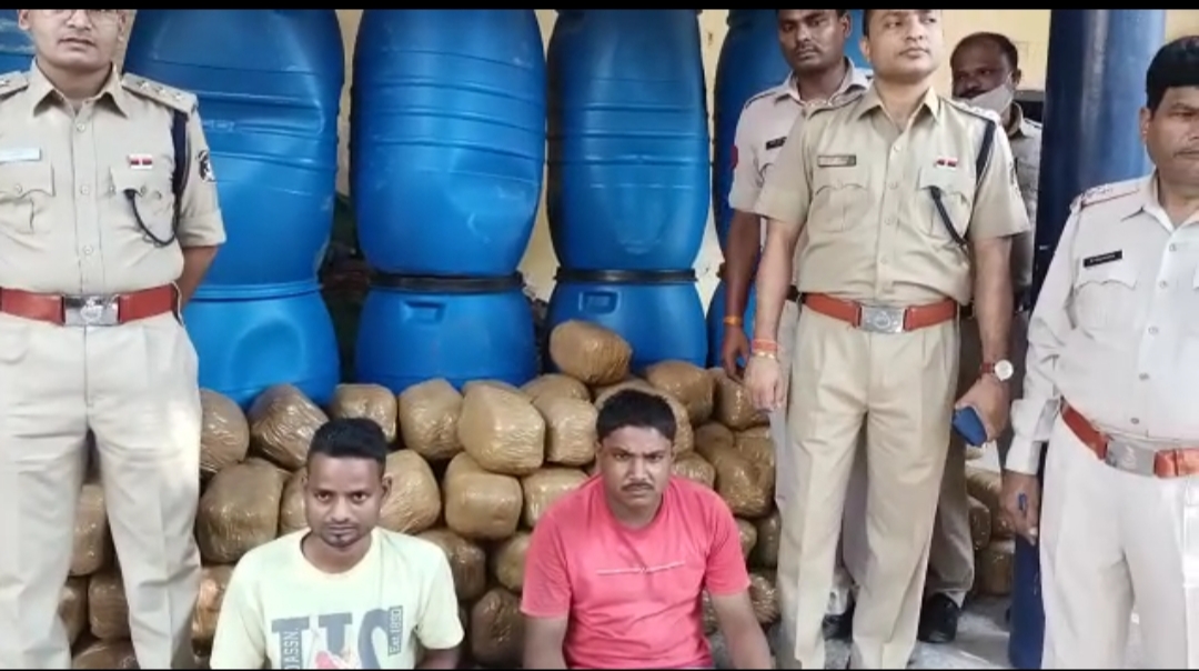 पुलिस ने दो गांजा तस्करों के कब्जे से 11 लाख रूपये  के 2 क्विंटल 31 किलो गांजा किया जप्त 