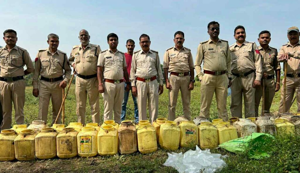 आबकारी विभाग की बड़ी कार्रवाई...144 लीटर अवैध शराब और 3159 किलोग्राम महुआ हुआ जब्त...