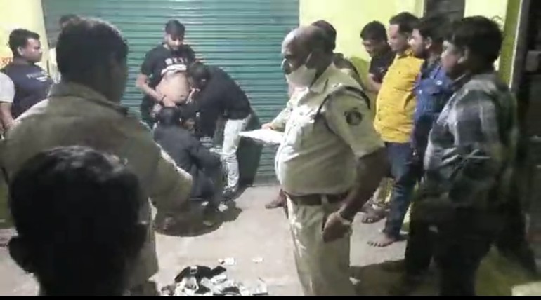 किसान राईस मील परिसर में जुआ खेलते 14 जुआरियों को गिरफ्तार कर नगदी 4,50,800/-रूपये किया गया जप्त