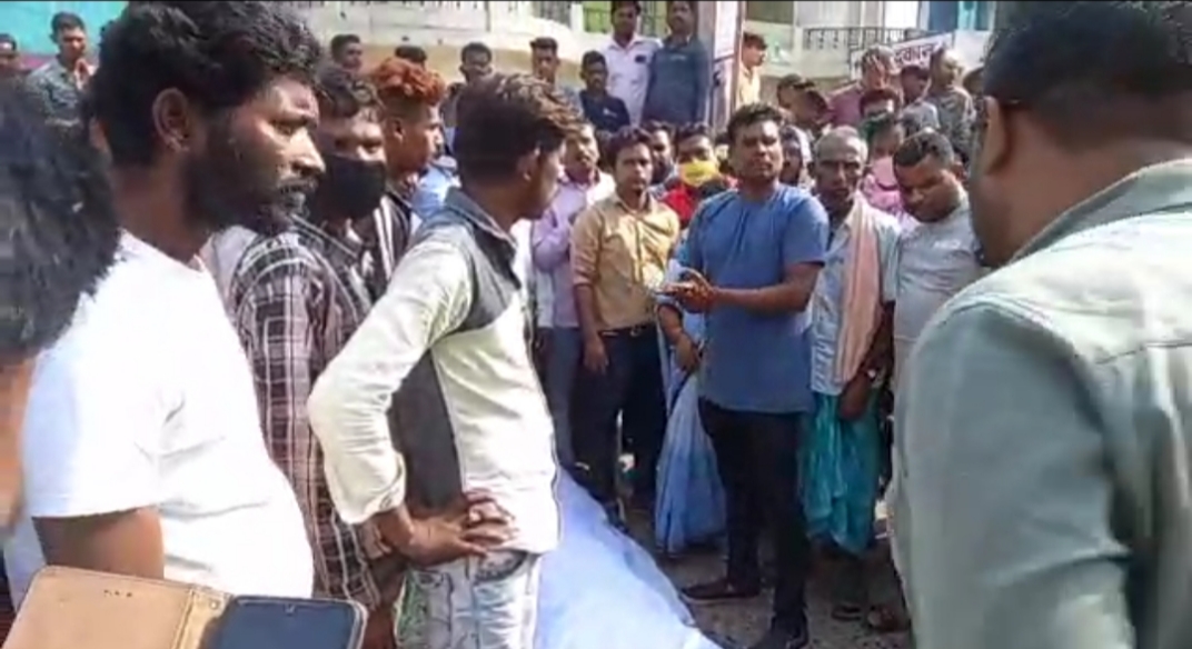 112 ने किया एक्सीडेंट...बाइक चालक युवक की मौत....परिजनों ने किया चक्का जाम...