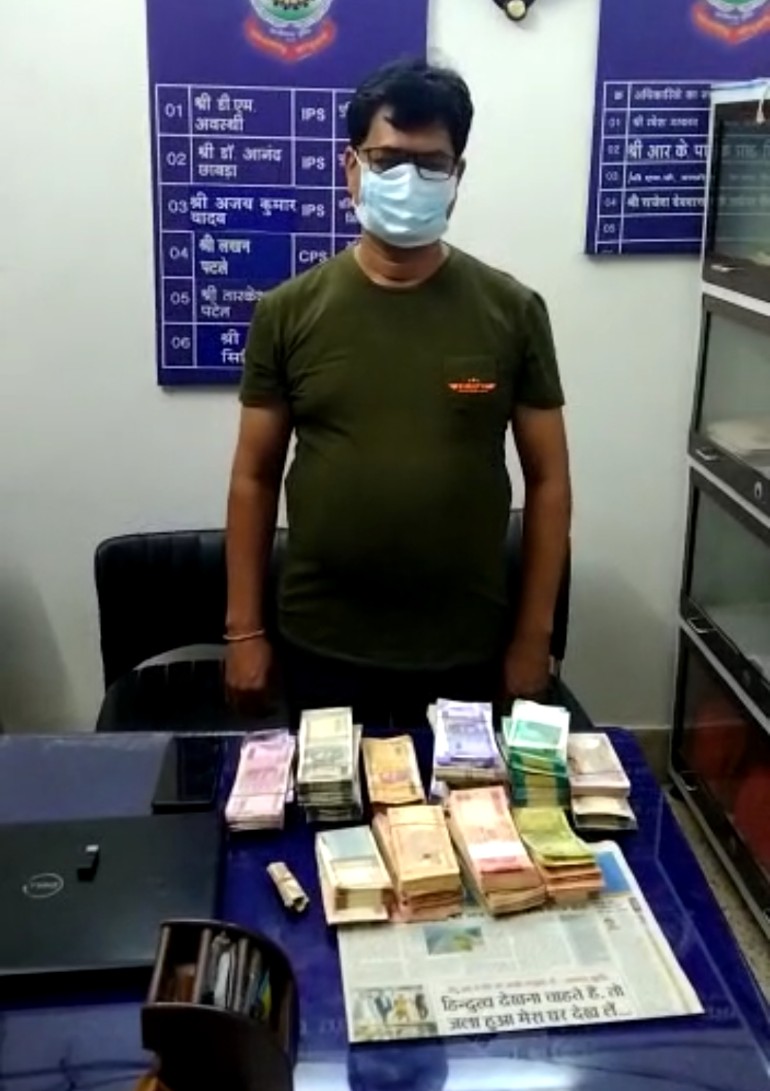 क्रिकेट मैच में सट्टा संचालित करते क्रिकेट सटोरिया गिरफ्तार, सटोरिये से नगदी 3,63,470/- रूपये, मोबाईल फोन, लैपटाॅप सहित पेन ड्राईव किया गया जप्त