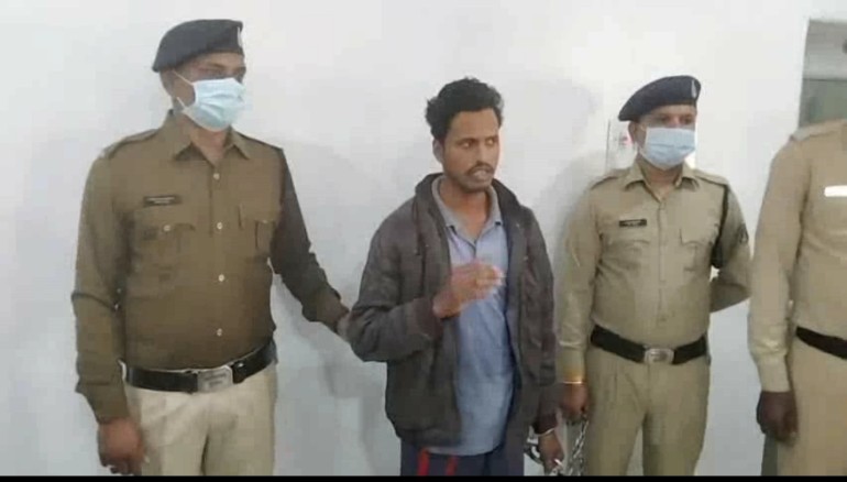 प्रेमिका, पत्नी एवं अपनी पुत्री की बेरहमी से हत्या कर फरार आरोपी छत्रपति वर्मा को रघुनाथनगर पुलिस ने मध्यप्रदेश के मंडला से किया गया गिरफ्तार