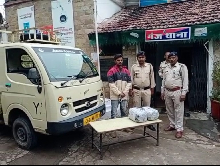चार पहिया वाहन में गांजा की तस्करी करते आरोपी अब्दुल ऐहेतेशाम गिरफ्तार, तस्कर के कब्जे से 09 किलोग्राम गांजा जप्त