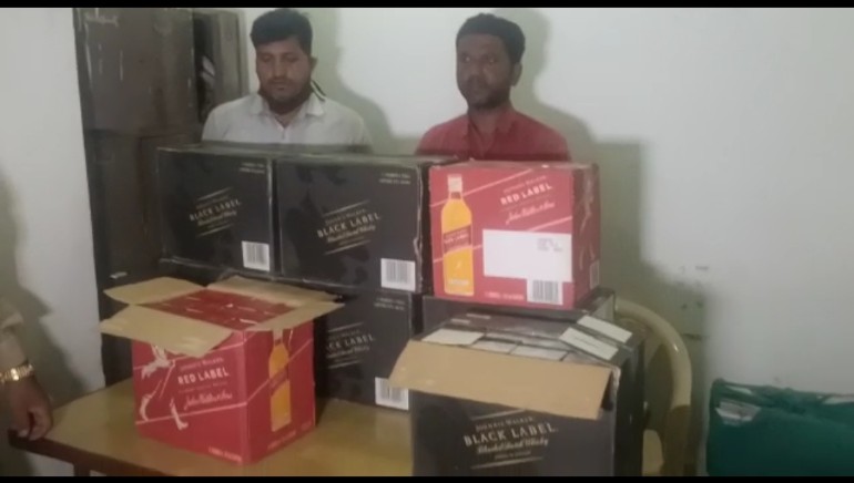अवैध रूप से महंगी ब्राण्ड के अंग्रेजी शराब की तस्करी करते 02 शराब तस्कर गिरफ्तार