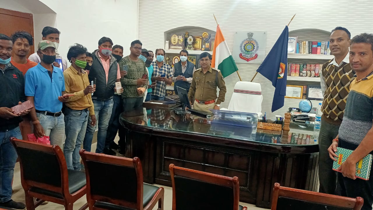 गुम हुए 07 लाख का मोबाईल हुआ बरामद, कोरिया पुलिस ने लोगो के चेहरों पर लौटाई खुशी