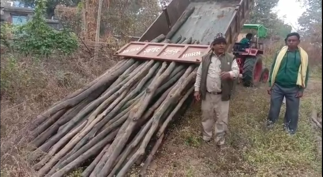 खड़गवां वन परिक्षेत्र की बड़ी कार्यवाही लग भग 65 नग विभिन्न प्रकार के लकड़ी को तालाब से किया जप्ती