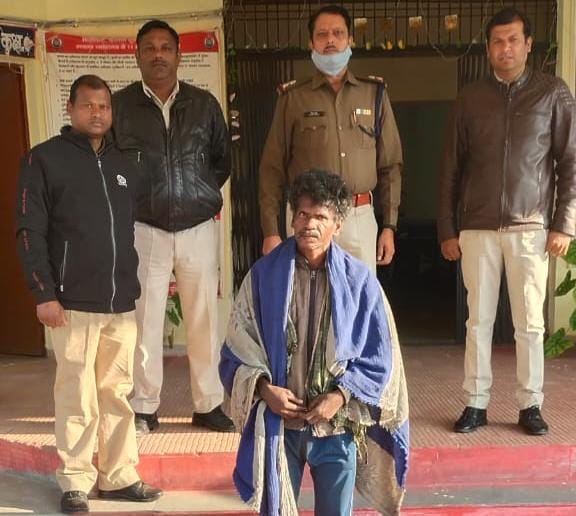 अधेड़ महिला से बलात्कार का आरोपी गिरफ्तार।  रिपोर्ट होने के 24 घण्टे के भीतर पकड़ाया आरोपी। खडगवां पुलिस की कार्यवाही।