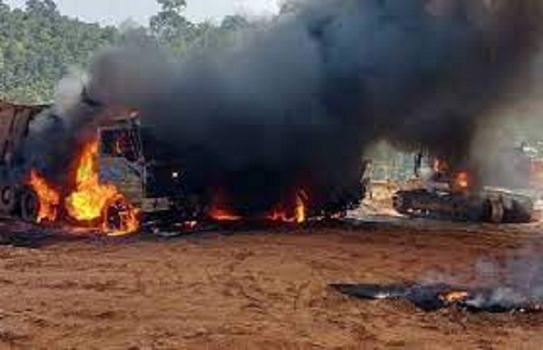 नक्सलियों ने तीन वाहनों को आग के हवाले कर दिया