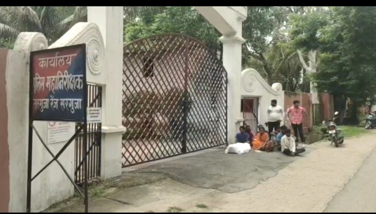 सरगुजा आईजी कार्यालय के सामने शव रखकर किया प्रदर्शन .. पीड़ितों ने हंगामा करते हुए पुलिस पर कार्यवाही नहीं करने का आरोप लगाया है.... 