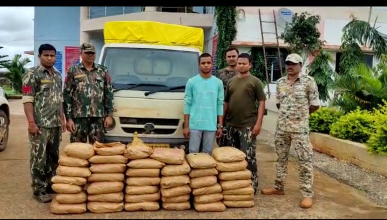 अवैध गांजा उडीसा से दिल्ली में खपाने के नियत से की जा रही थी तस्करी, बस्तर पुलिस ने चेकिंग के अवैध गांजा की तस्करी करने वालों पर की कार्यवाही